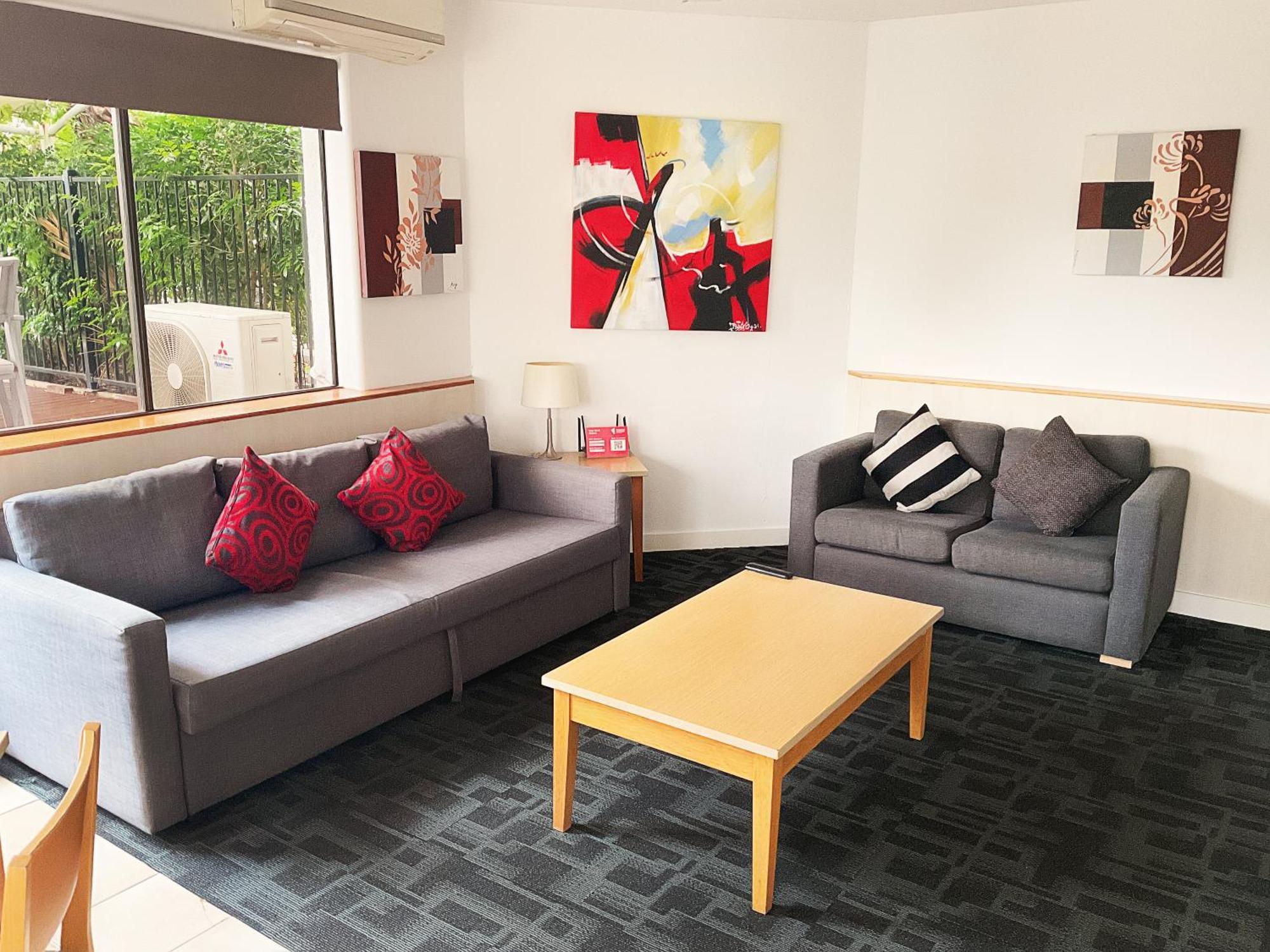 Tiki Hotel Apartments Surfers Paradise Голд-Кост Экстерьер фото