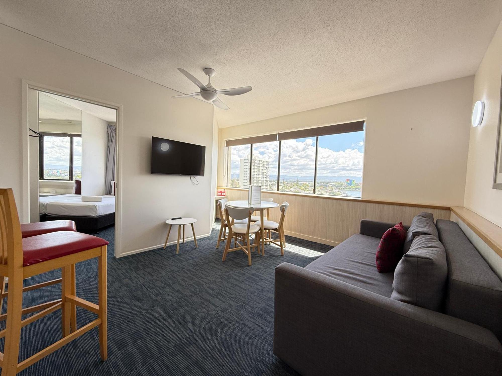 Tiki Hotel Apartments Surfers Paradise Голд-Кост Экстерьер фото
