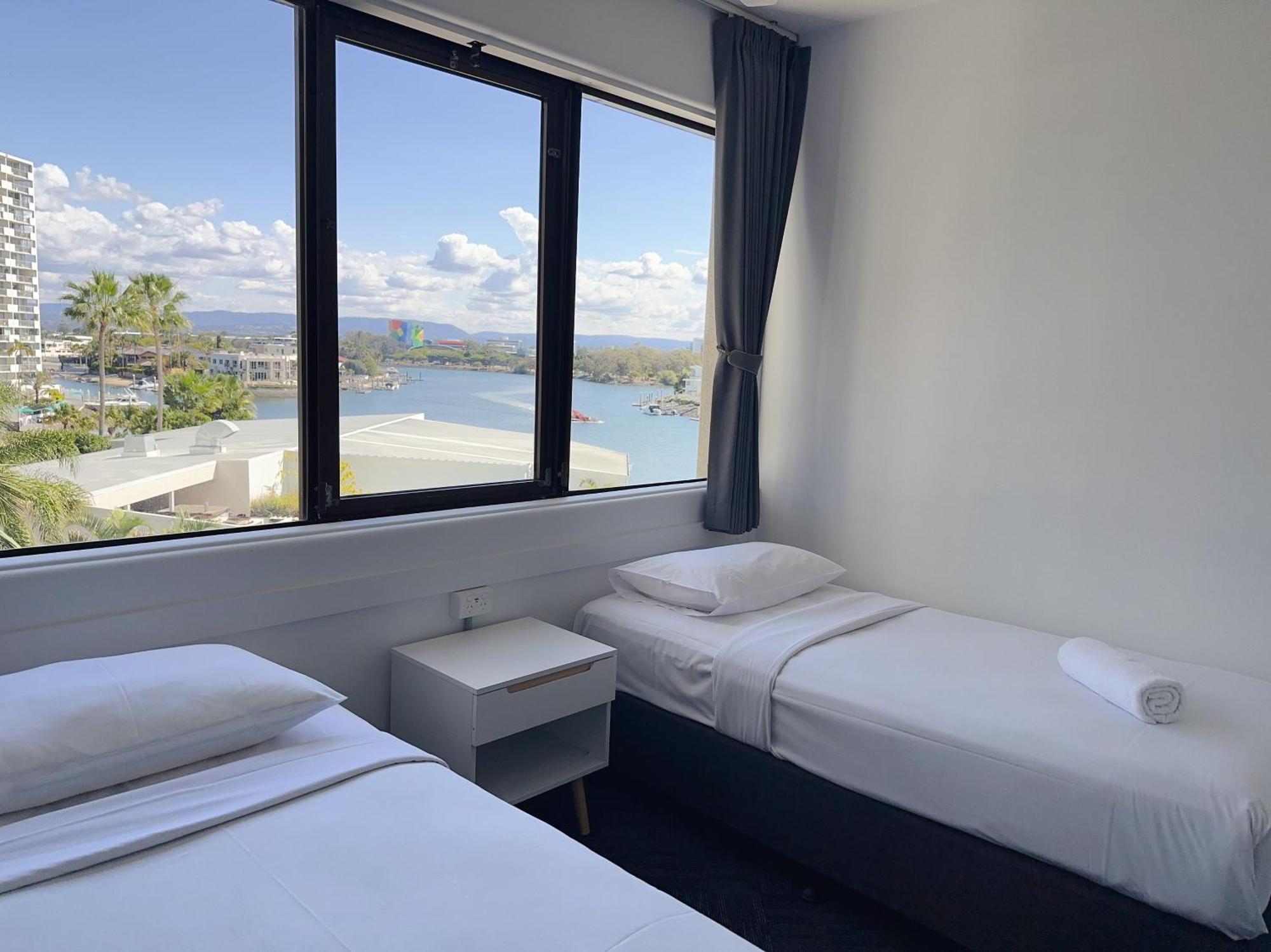 Tiki Hotel Apartments Surfers Paradise Голд-Кост Номер фото