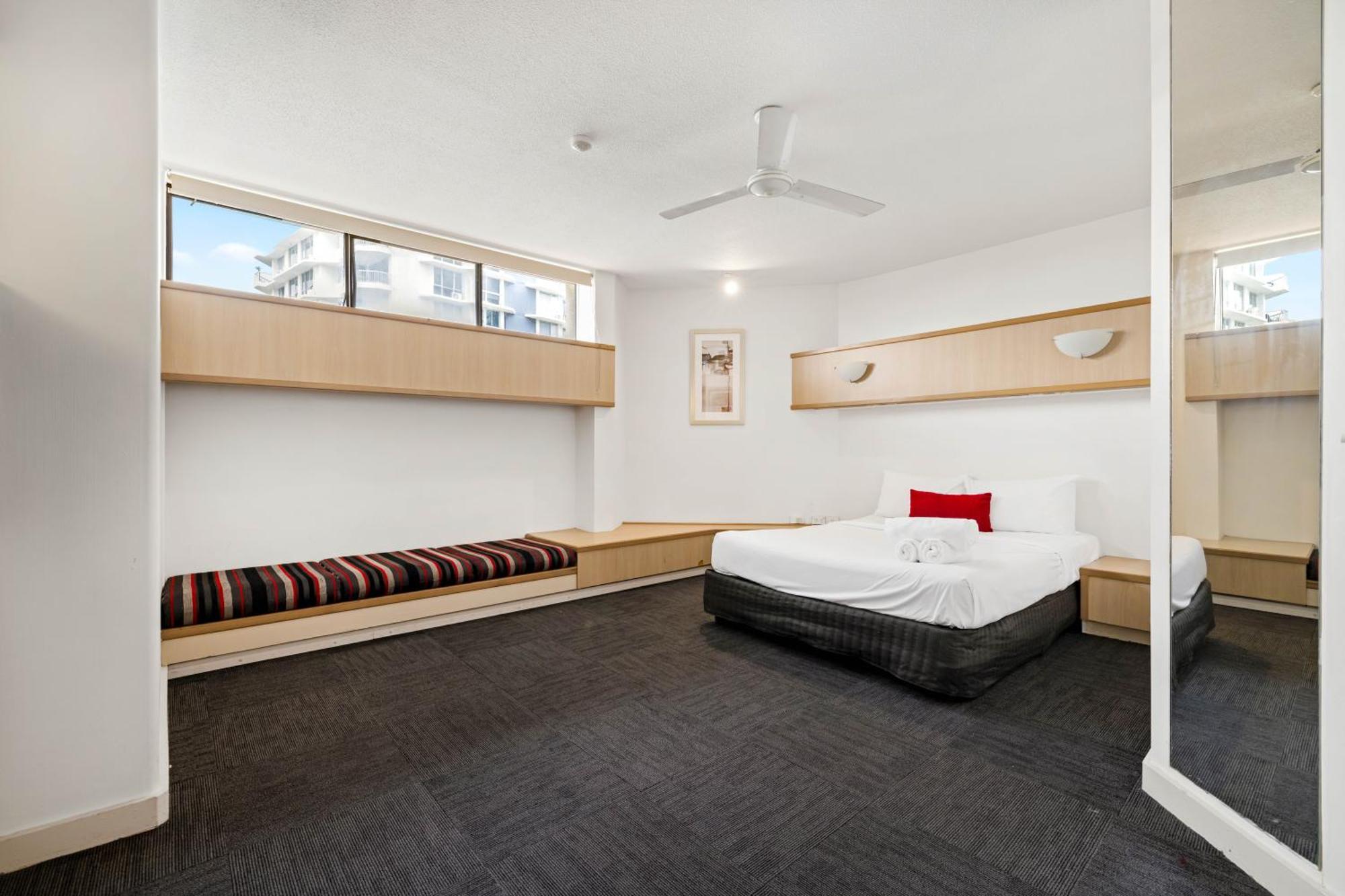 Tiki Hotel Apartments Surfers Paradise Голд-Кост Экстерьер фото