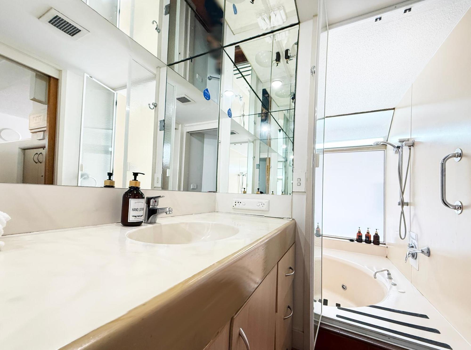 Tiki Hotel Apartments Surfers Paradise Голд-Кост Номер фото