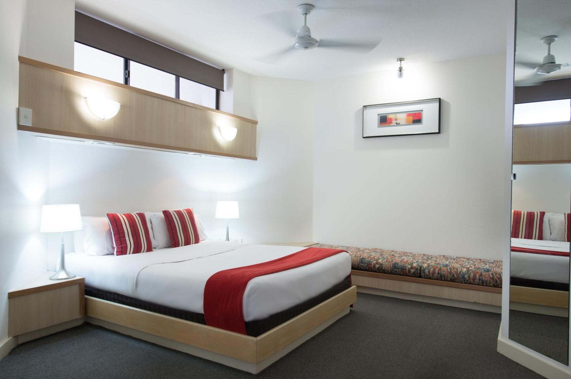 Tiki Hotel Apartments Surfers Paradise Голд-Кост Экстерьер фото