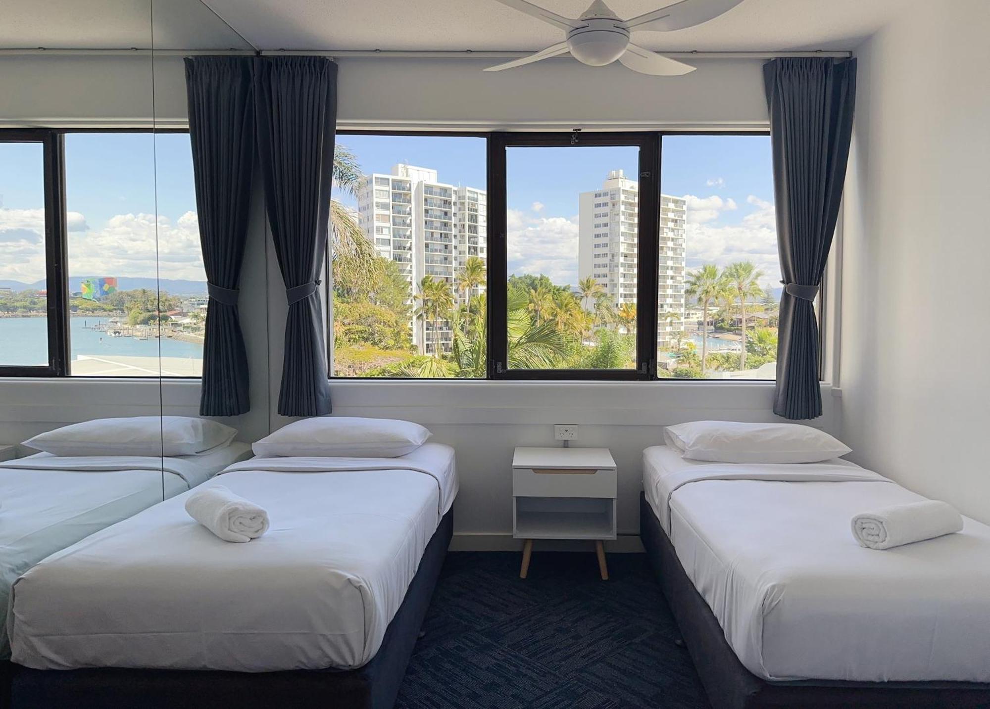 Tiki Hotel Apartments Surfers Paradise Голд-Кост Номер фото