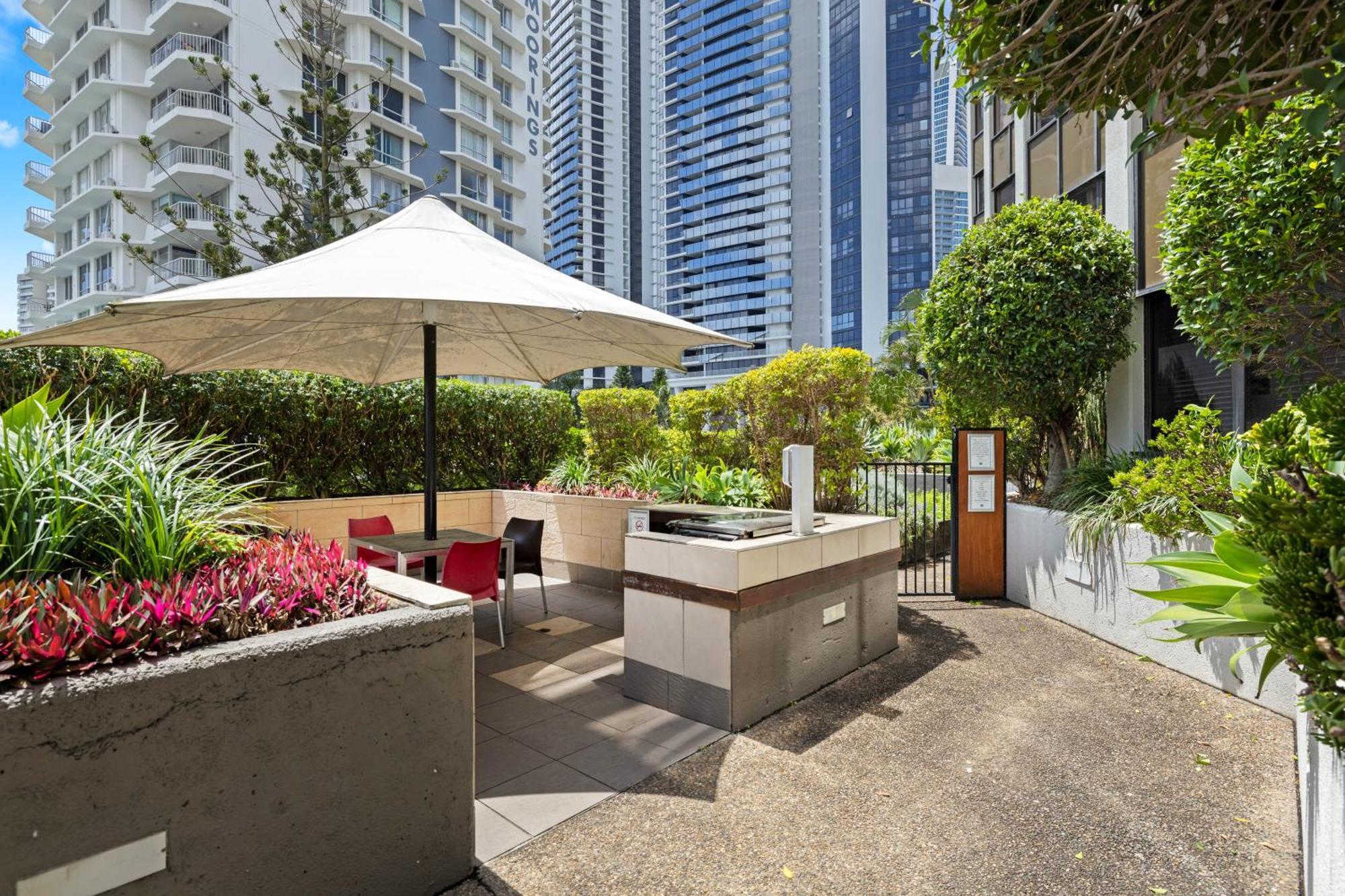 Tiki Hotel Apartments Surfers Paradise Голд-Кост Экстерьер фото