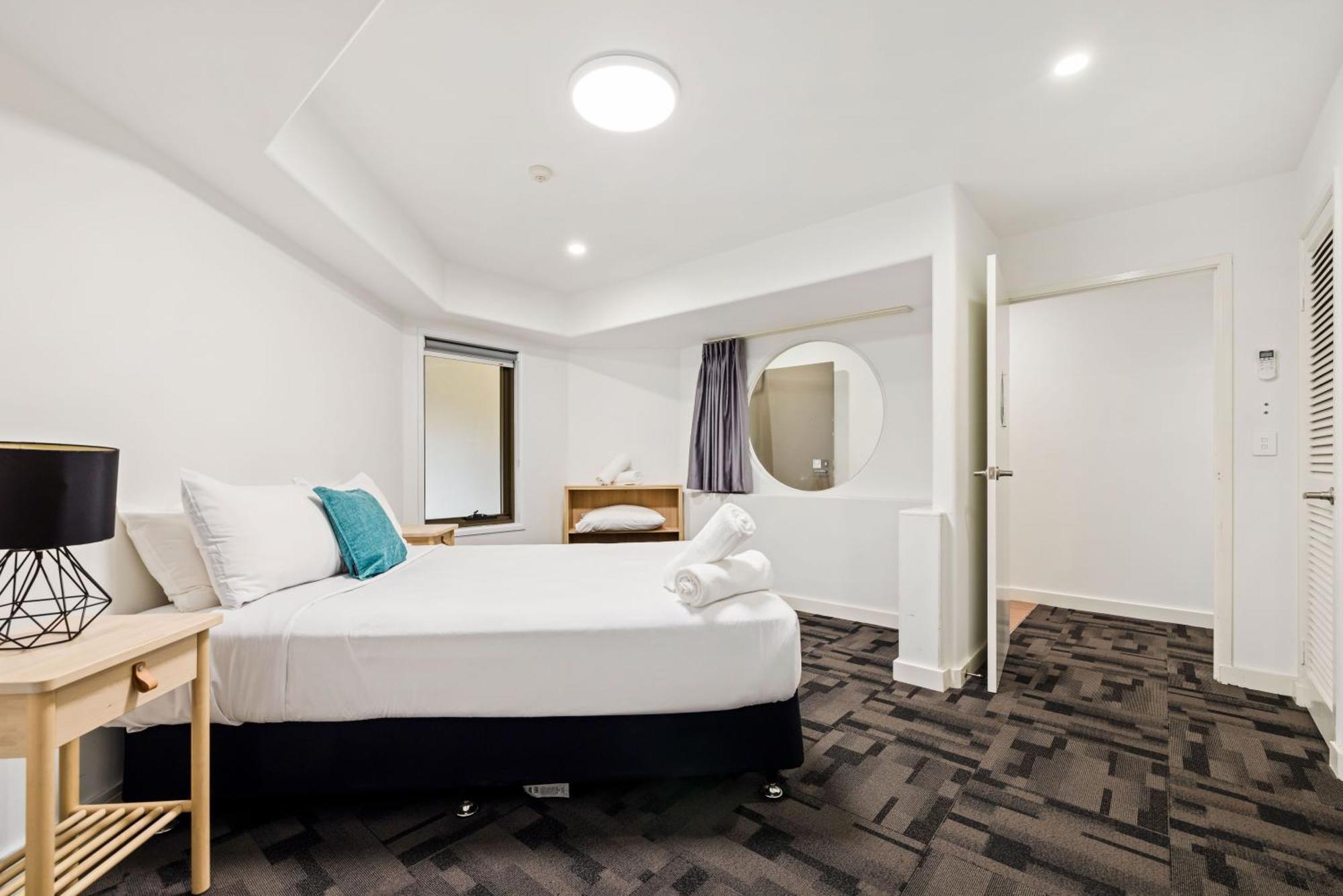 Tiki Hotel Apartments Surfers Paradise Голд-Кост Номер фото