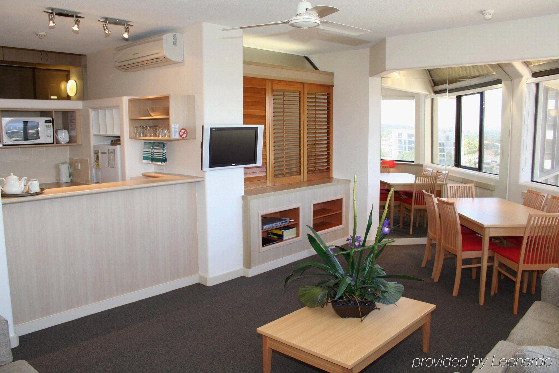 Tiki Hotel Apartments Surfers Paradise Голд-Кост Экстерьер фото