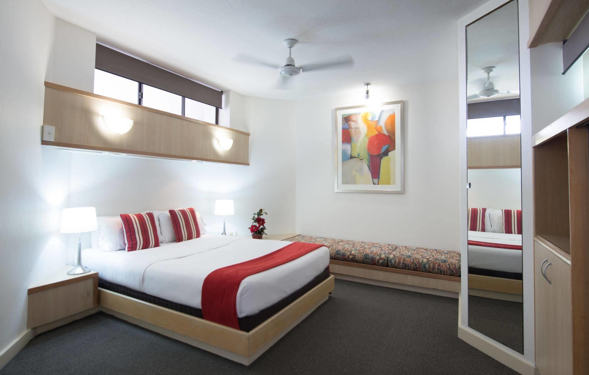 Tiki Hotel Apartments Surfers Paradise Голд-Кост Экстерьер фото